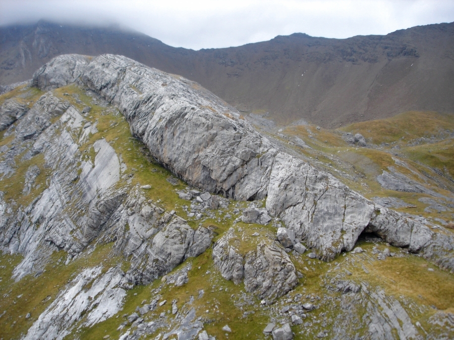 DSC03093.jpg - Ridge with cave